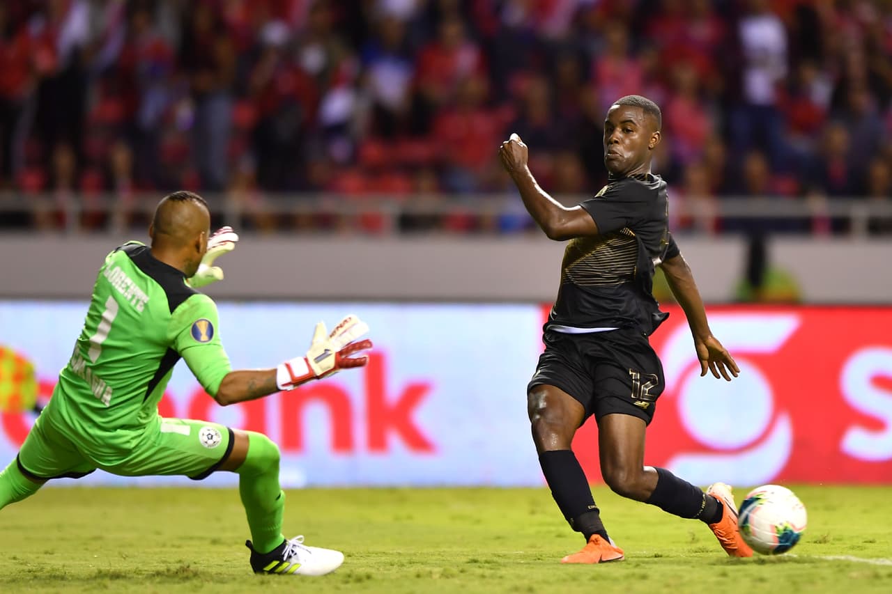 El delantero Alan Cruz (derecha) cerró la goleada por 4-0 con su anotación del minuto 75'.