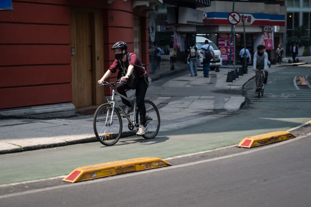 Durante esta semana muchos ciclistas de la CDMX usaron m谩scaras y tapabocas durante sus recorridos por calles y avenidas. Adem谩s de la contaminaci贸n contaminaci贸n evidente al mirar el cielo, hab铆a un persistente olor a quemado en el ambiente.