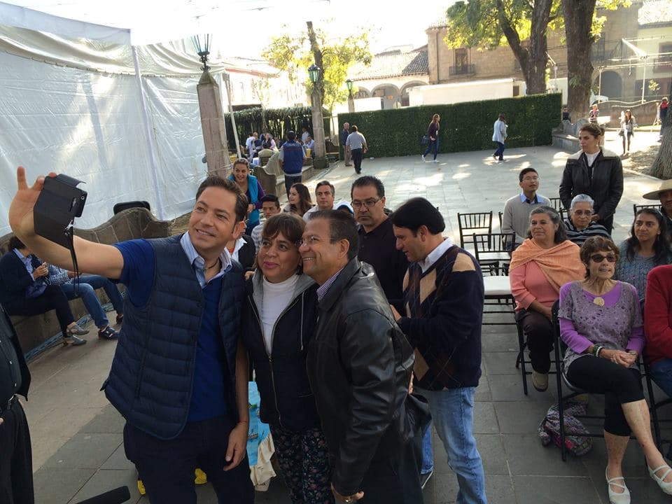 Jan aprovechó la oportunidad para consentir a sus fans.