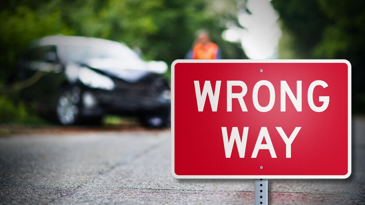 Mujer muere al lado de su prometido al ser embestidos por un auto en sentido contrario, hay cuatro víctimas más