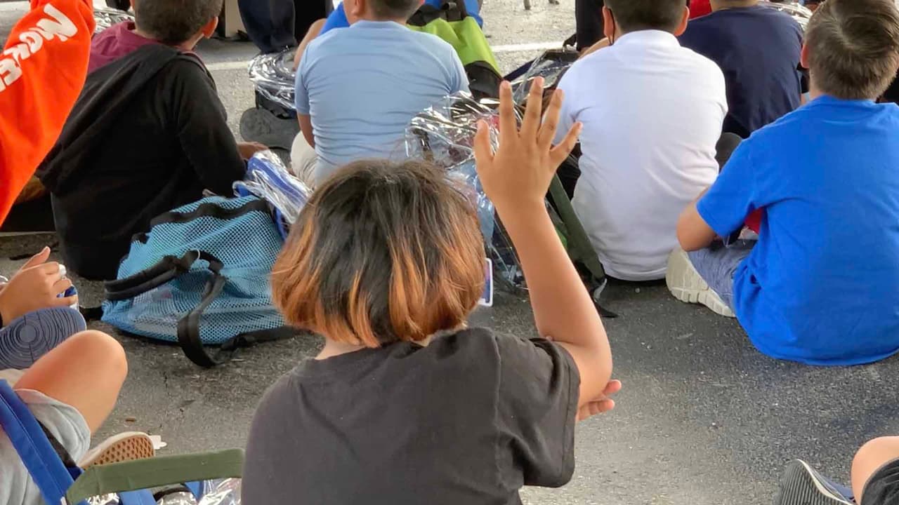 Los niños escuchaban con atención las palabras del oficial y una de sus principales inquietudes eran sobre la masacre que ocurrió en Uvalde donde murieron varios menores.