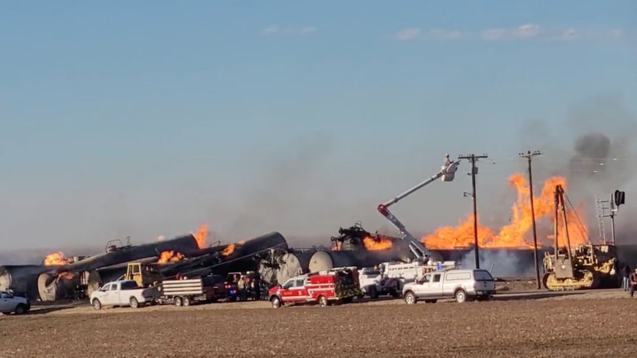 Un tren que trasladaba etanol se descarriló e incendió en Oklaunion