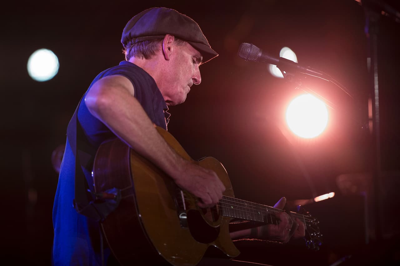 Además, el cantante dio otro concierto durante un rally de Hillary Clinton el 6 de noviembre en Manchester, New Hampshire.