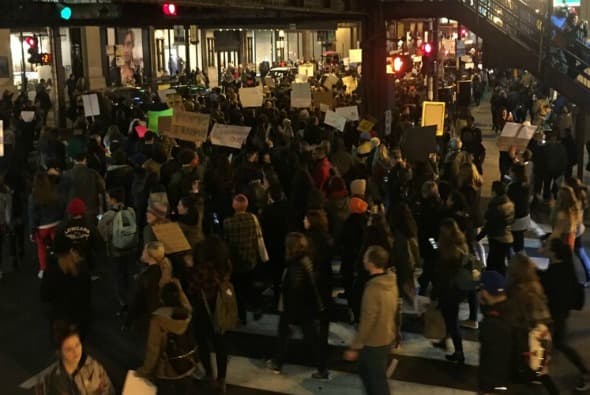Miles de manifestantes en Chicago salen a protestar por triunfo de Donald Trump
