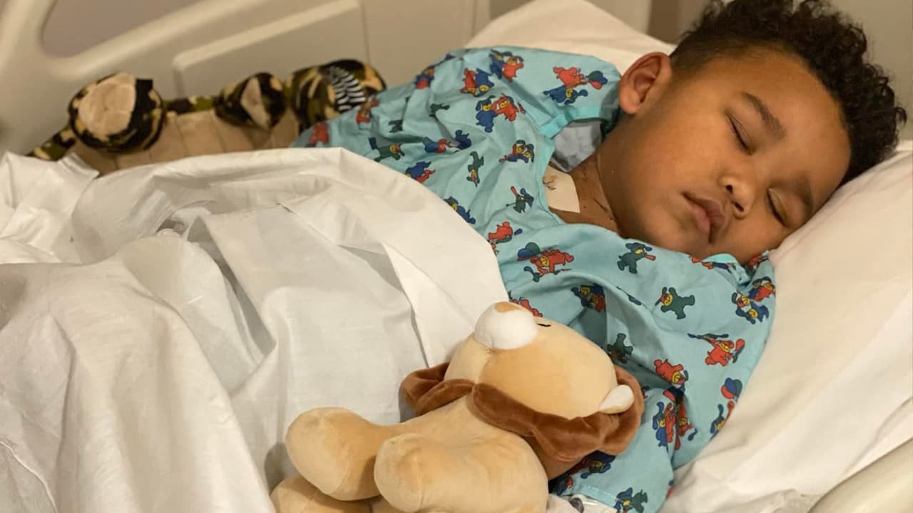 El pequeño Santana es el tercero de los cinco hijos de
<b><a href="https://www.univision.com/local/houston-kxln/a-un-ano-de-contraer-el-covid-19-un-nino-texano-lucha-por-superar-graves-secuelas-video">Sara Cantú</a></b>, no fue el único que resultó positivo con
<b><a href="https://www.univision.com/local/houston-kxln/remedios-caseros-covid-fotos">coronavirus,</a></b> pero después de varios días sin tener síntomas él desarrolló
<b><a href="https://www.univision.com/local/houston-kxln/houston-registra-varios-casos-de-ninos-con-enfermedad-inflamatoria-relacionada-con-el-coronavirus">MIS-C</a></b>.