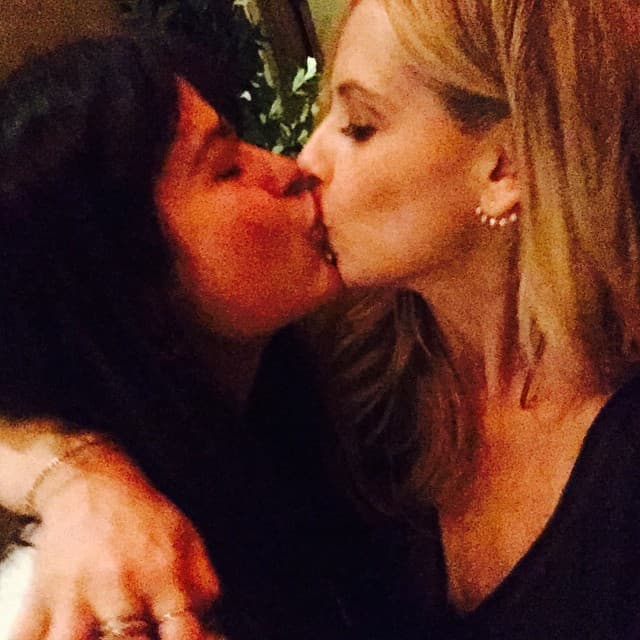 ¡Y las actrices recrearon la clásica escena! ¡Qué besote!