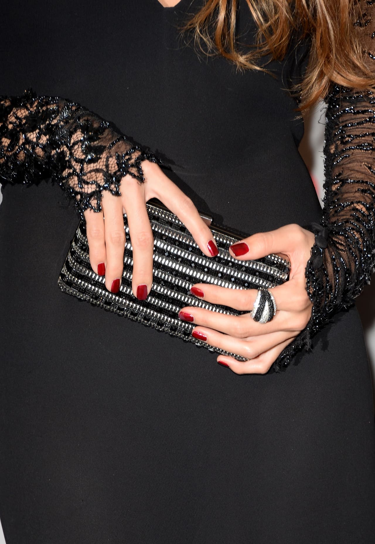 La cantante combinó sus bien cuidadas uñas con un anillo en negro y brillantes en un color claro.
