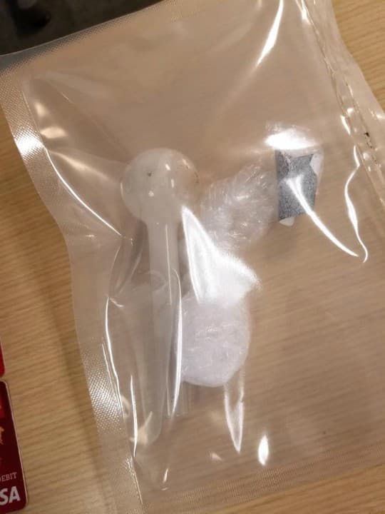 Los oficiales determinaron que el vehículo que conducía era robado y encontraron en el interior de la camioneta drogas y documentos que lo vinculan al delito de robo de identidad y consumo de drogas.