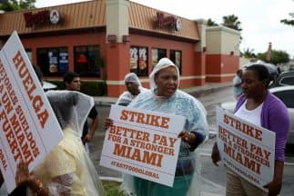 Trabajadores de cadenas de comida rápida buscan un aumento a $15 la hora.