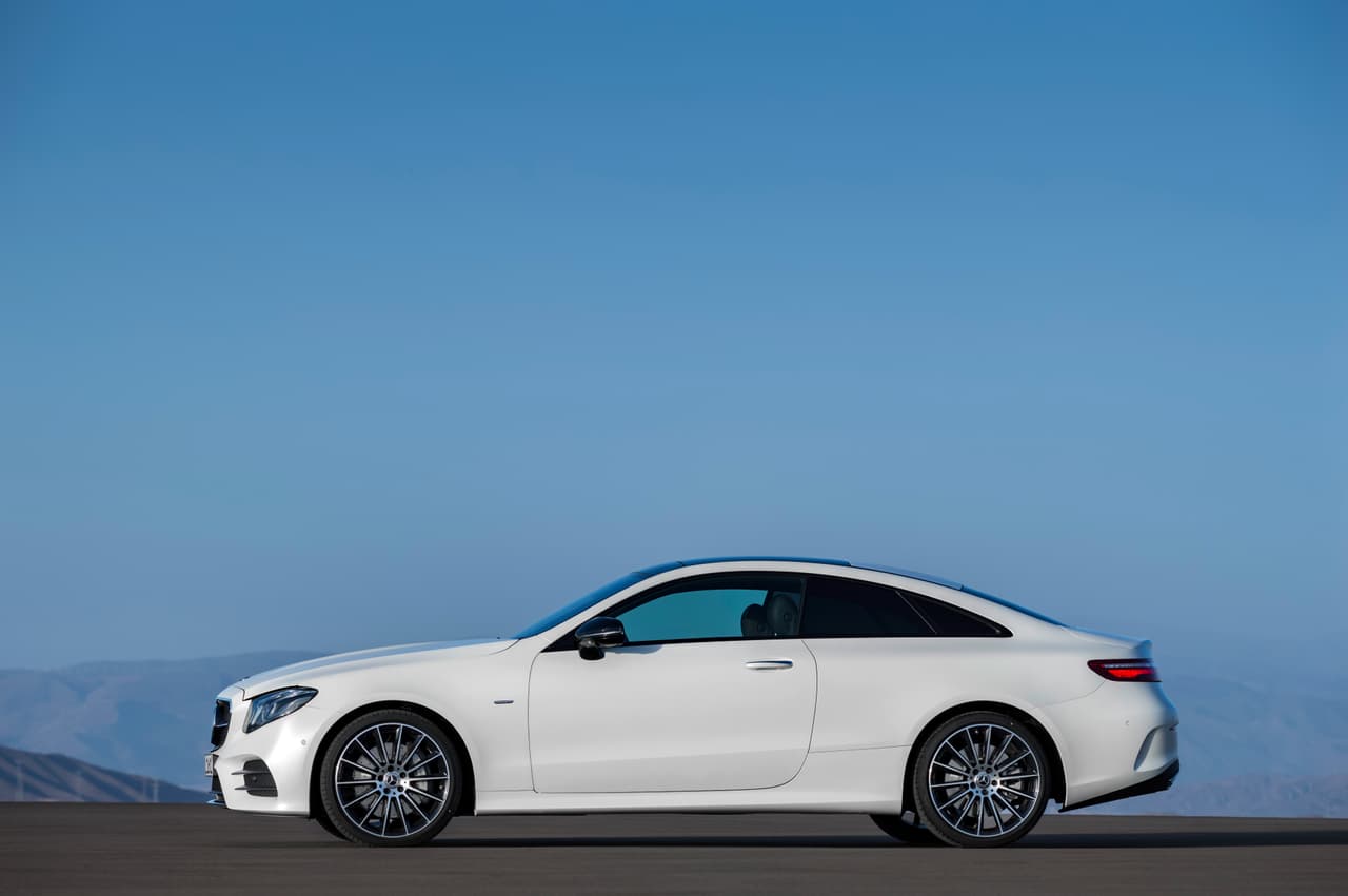 Las clásicas y elegantes proporciones de trompa larga y cola corta, tradicionales de Mercedes-Benz, también están presentes en el nuevo Clase E Coupe 2018.