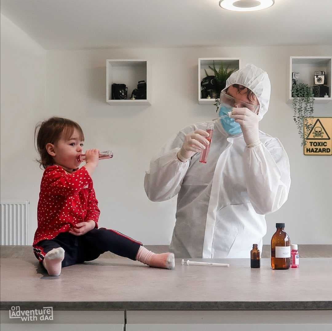 En lugar de enviarle fotos convencionales mientras cuida a sus hijos, Deuss le enviaba estas fotos intervenidas. Hizo luego su
<a href="https://www.onadventurewithdad.com/" target="_blank">página</a> a modo de broma y fue colgando fotomontajes que muestran a los pequeños en situaciones peligrosas.