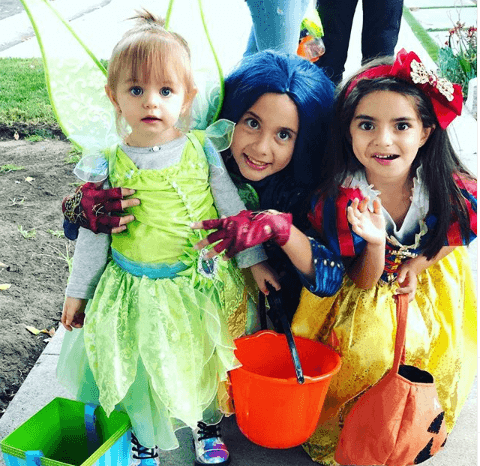El tiempo ha pasado y los cambios físicos han sido notables. En esta fotografía, Kailani arrasó en redes sociales al aparecer disfrazada de hada en su primer Halloween junto a su mejor compañera de aventuras, Aitana, quien también cautivó a los seguidores vestida como una princesa. 
<br>