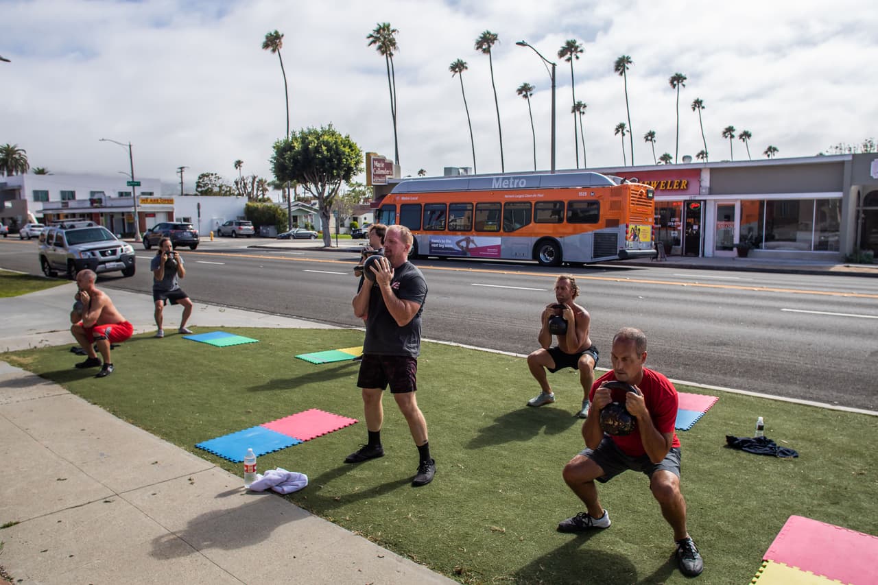 Los gimnasios cerraron nuevamente el 13 de julio en California. Sin embargo, la creatividad y los deseos de conexión con otras personas se han mantenido.