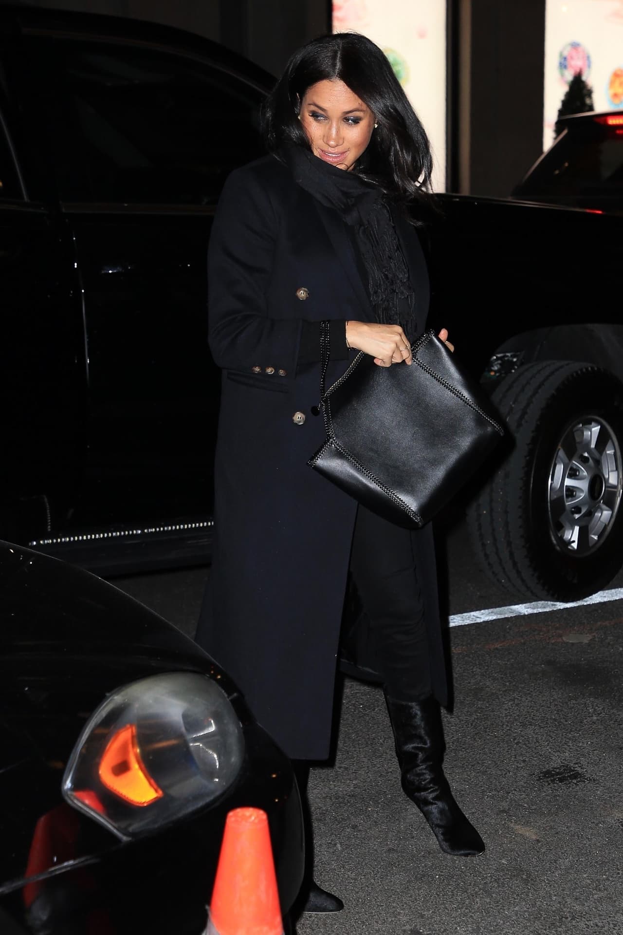 Gracias a esto la esposa del príncipe Harry pudo viajar de vuelta a casa con todas las comodidades de un vuelo privado, además de facilitarle la transportación de los regalos que 
<b><a href="https://www.univision.com/famosos/el-bebe-de-meghan-y-harry-no-ha-nacido-aun-y-ya-rompio-un-record-que-supera-los-10-millones-de-dolares-fotos">recibió para su bebé. </a></b>
<br>