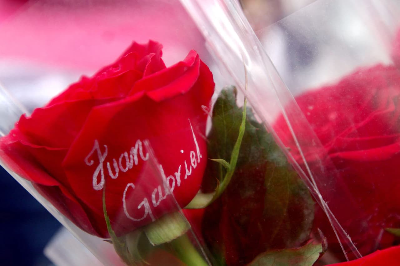 Rosas con el nombre del intérprete.