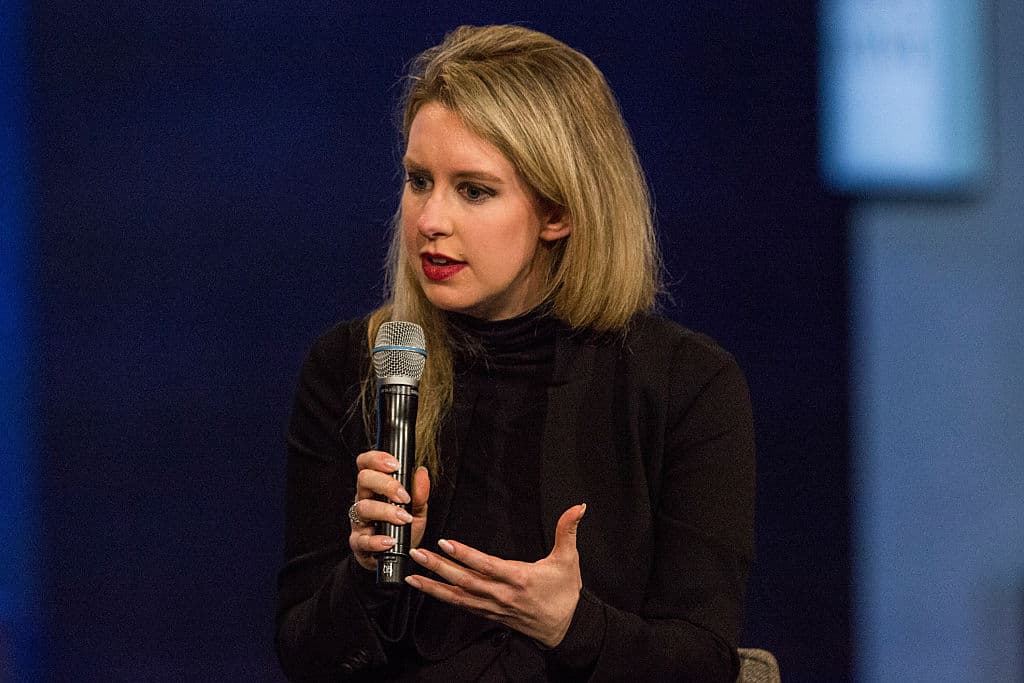 Elizabeth Holmes, fundadora de Theranos, fue acusada de estafar a inversionistas, médicos y pacientes