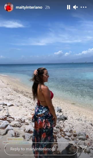 Nuestra conductora goza el calor, sentir el viento en su cabello y poner sus pies sobre la cálida arena.