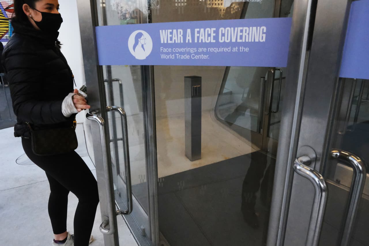 Junto con esta medida, se hizo efectivo el mandato de vacunación para menores de 5 a 11 años, quienes deberán presentar su comprobante para entrar a diversos lugares como restaurantes, cines o teatros.
<br>