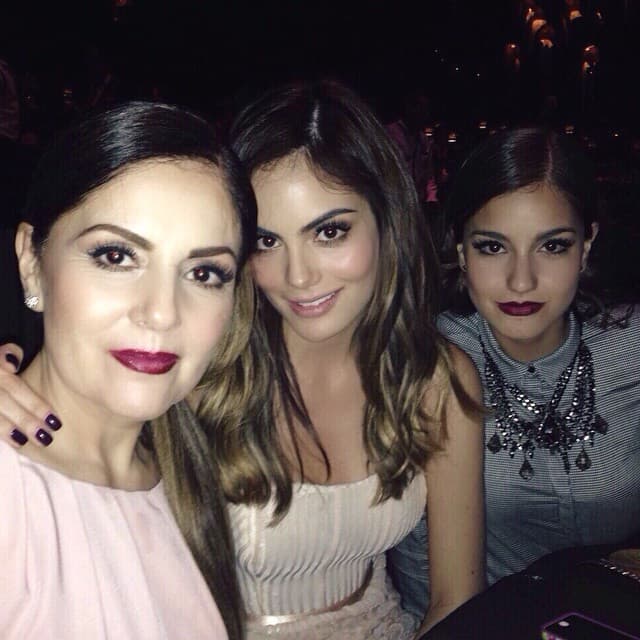 OMG! Ella es la mamá de estas guapas. Gabriela Rosete.