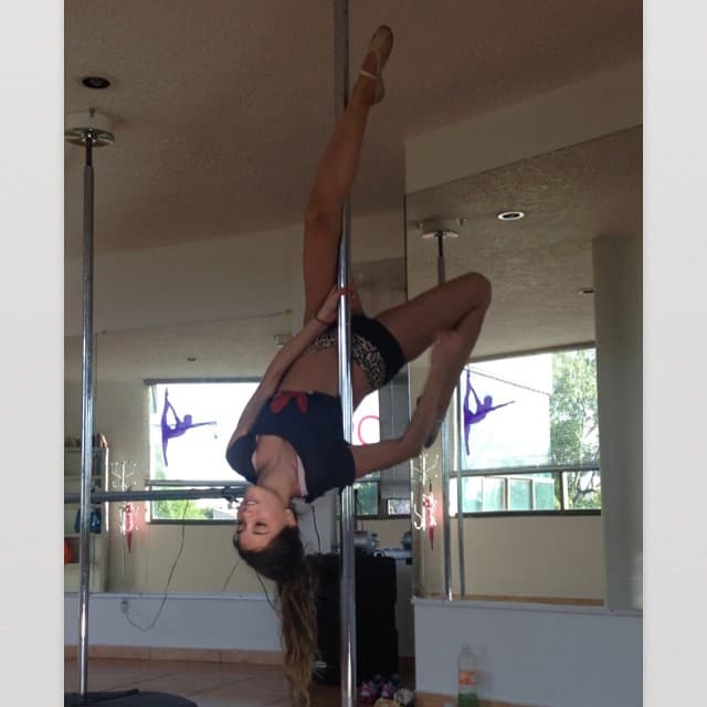 Haciendo 'Pole Dance'.