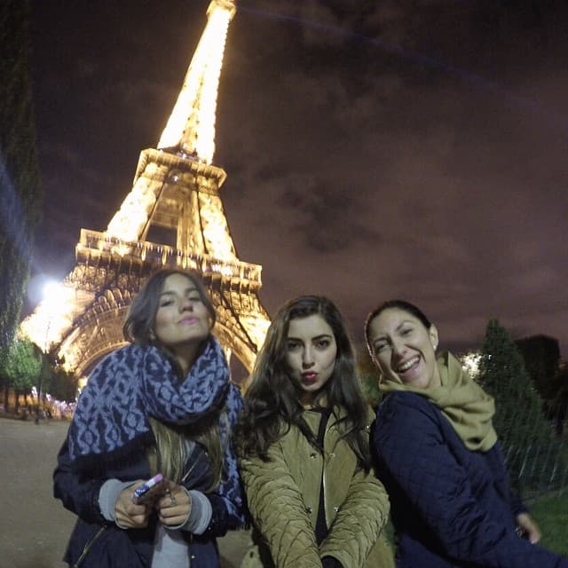 De viaje y rodeada de amigos.