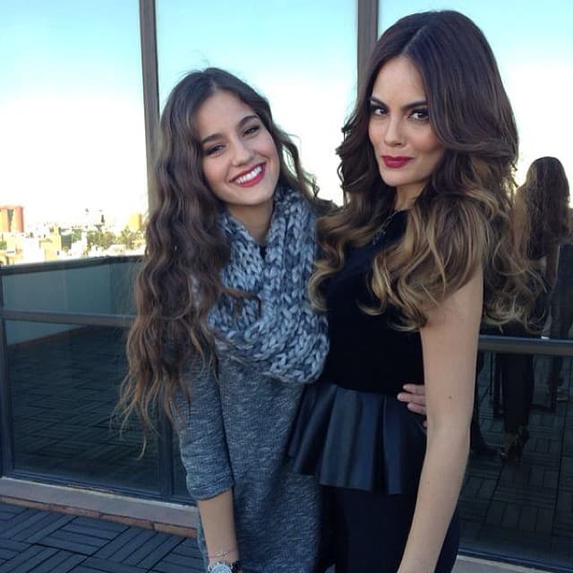 Ximena Navarrete no es la más guapa de su familia.