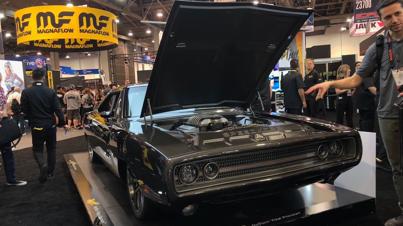 <h3 class="cms-h3-H3">SpeedKore 1970 Dodge Charger Evolution</h3>
<br>Simplemente espectacular. Con una versión del mismo V8 de 6.2 litros que se esconde debajo del capó del SRT Demon, pero esta vez produciendo 996 caballos de fuerza. Tratandose de un vehículo construido por SpeedKore no nos extraña que toda la carrocería del Dodge Charger de 1970 fue totalmente reproducida en fibra de carbono. Para detener este portento de potencia y belleza SpeedKore lo doto de frenos Bremo con pinzas de 6 pistones en el tren delantero y de 4 pistones en las ruedas de atras.