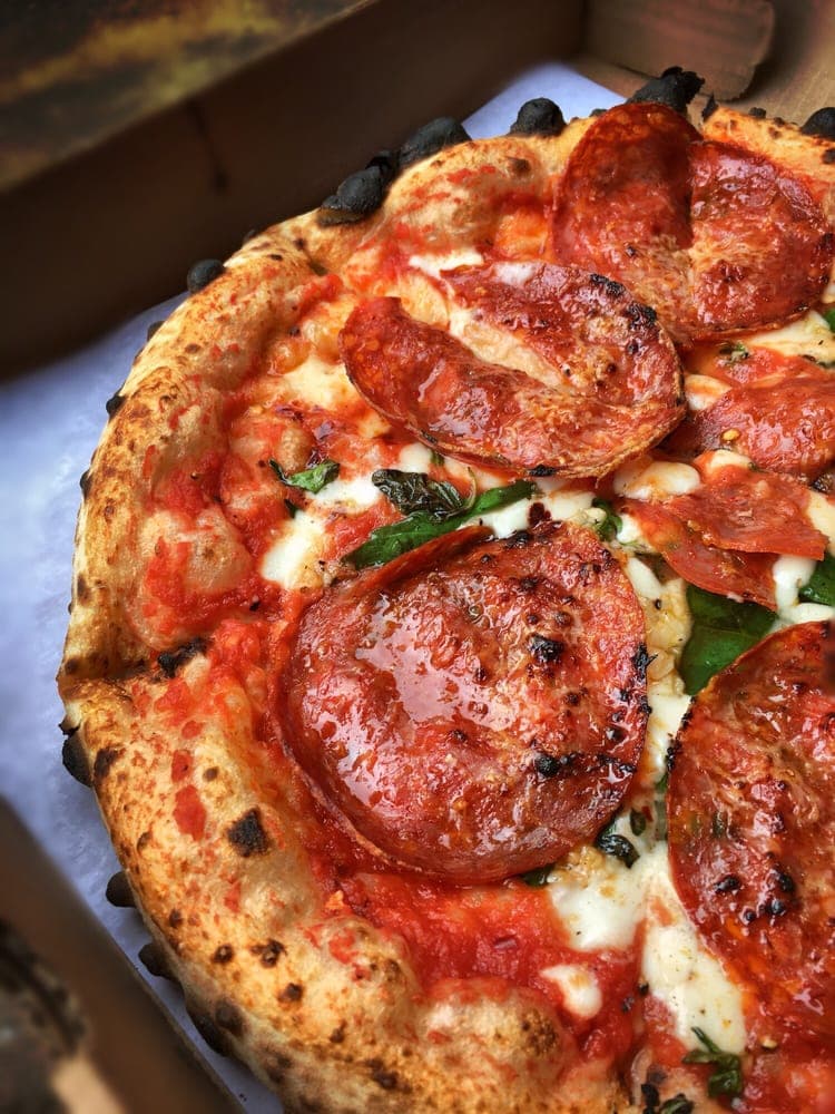 <b>Nomad Pizza Company </b>
<br>Dirección: 611 S 7th St Philadelphia, PA 19147
<br>Teléfono: (215) 238-0900
<br>Sitio web: 
<a href="http://www.nomadpizzaco.com/">http://www.nomadpizzaco.com/</a> 
<br>
<b><a href="https://www.yelp.com/map/nomad-pizza-company-philadelphia">Cómo llegar</a></b>
<br>
<br>Un usuario de Yelp dijo: “sencillamente una de las mejores pizzas de Estados Unidos”.