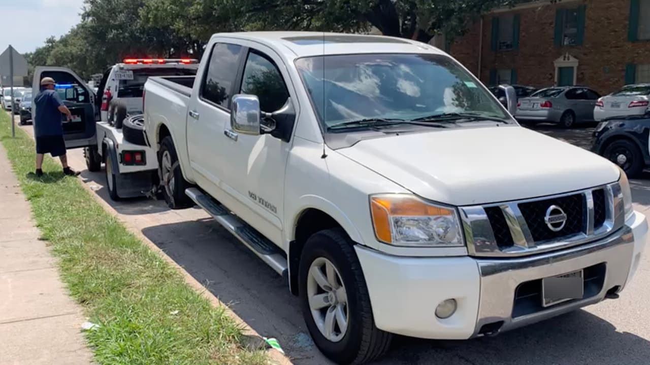 El hombre fue hallado durmiendo en su camioneta. Cuando los oficiales se acercaron para hablar con él, tomó su pistola y se quitó la vida, dijo la 
<a href="https://twitter.com/houstonpolice/status/1436002496162369538" target="_blank">policía de Houston</a>.