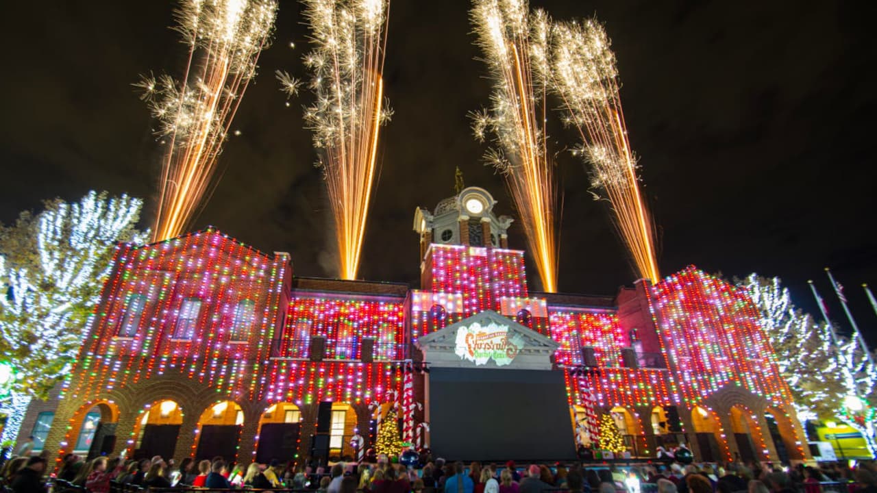 <b>Redescubre la magia de la Navidad</b> en el centro histórico de Grapevine con las luces. Este año, 
<b>los visitantes pueden recorrer la calle principal para disfrutar de actuaciones en vivo y actividades para toda la familia</b>. El árbol en la Plaza de la Paz, con más de 12 metros de altura, celebra el espíritu navideño con muchas sorpresas. 📍 
<a href="https://maps.app.goo.gl/vupGQjDALAvyKtF58" target="_blank">Grapevine City Hall, 200 S. Main St. </a>