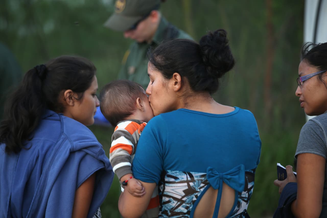 Juez de Texas no interviene en caso de actas de nacimiento a inmigrantes