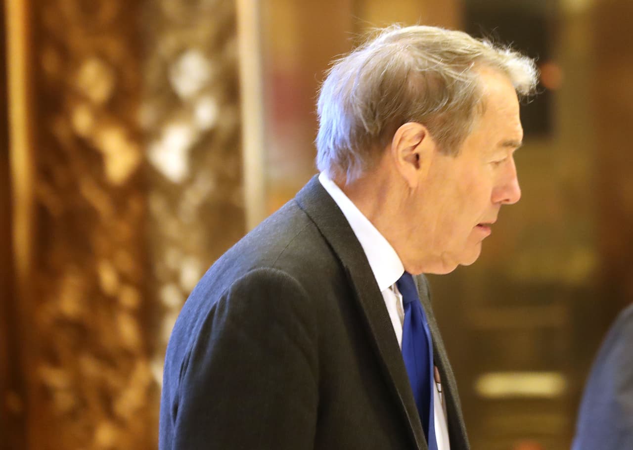 Periodista Charles Peete "Charlie" Rose, Jr. Junto con Lara Logan, ha sido anfitrión del clásico de la CBS, Person to Person, un programa de noticias en el que las celebridades son entrevistadas en sus hogares. Ha entrevistado a muchas celebridades, incluyendo Bill Gates (1996), [Steve Jobs (1996) y Sean Penn (2008 y 2016).