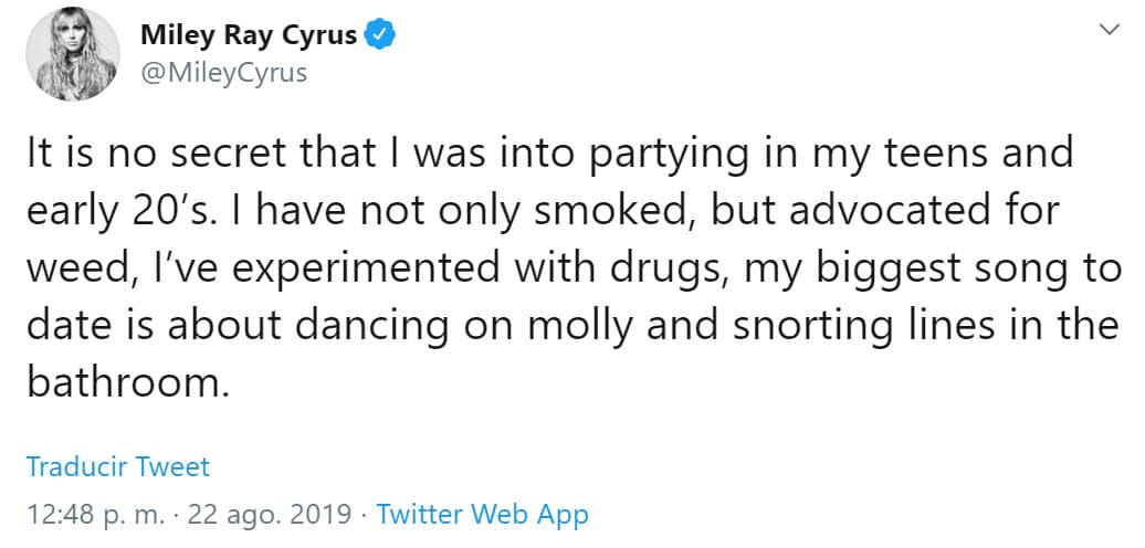 En una segunda publicación aceptó que ha sido una mujer de 'fiesta': "No es ningún secreto que estaba de fiesta en mi adolescencia y principios de los 20. No solo he fumado, sino que he abogado por la marihuana, he experimentado con drogas, mi canción más importante hasta la fecha es sobre bailar con Molly (droga) y resoplar en el baño".
<br>