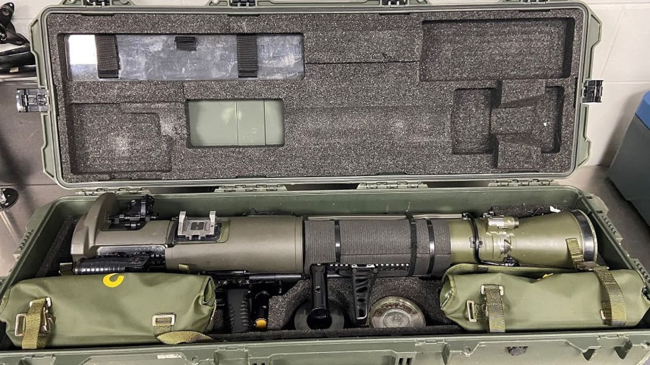 Un lanzamisiles es hallado en el equipaje de un pasajero en el Aeropuerto de San Antonio