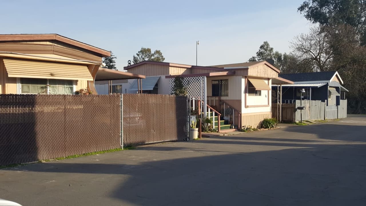 De hecho, en el caso de los desalojos, también regidos por la nueva ley sobre control de renta, se especifica que estos pueden ocurrir por 'razones justificadas'. Los inquilinos de la propiedad Shady Lakes afirman que 
<b>desde que llegó la nueva administración son notificados con cartas de desalojo, algunos con 7 días de aviso.</b>