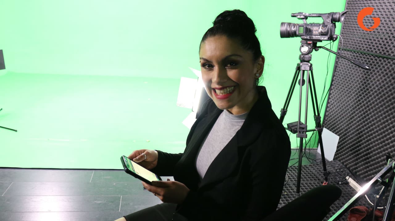 Aunque en el webisodio Nora Marines luce muy seria, detrás de cámaras no paraba de reír.