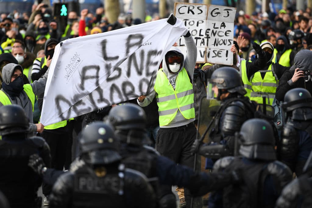 Se calcula que al menos 5,000 inconformes han participado en la protesta de este sábado en París.