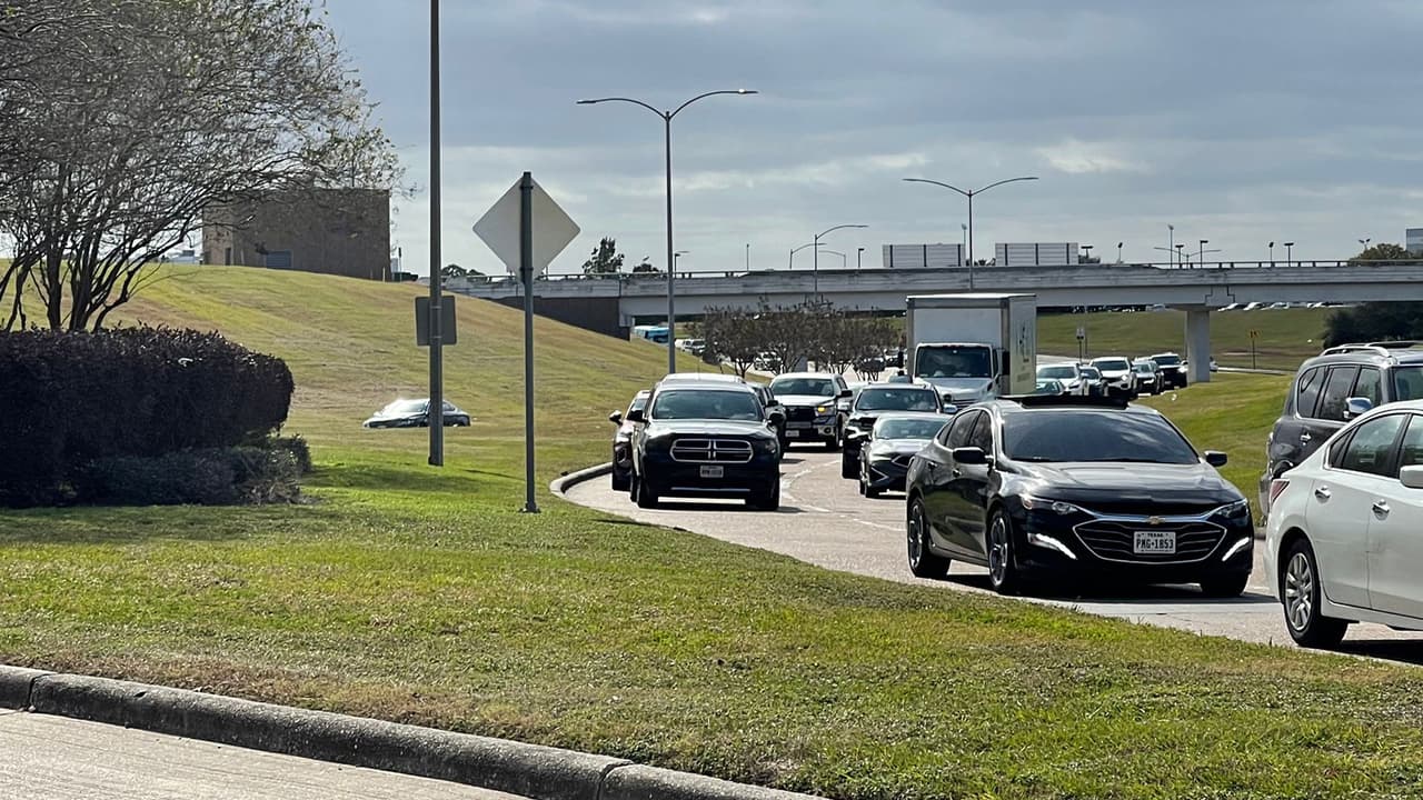 Es necesario que las personas que van a viajar sobre todo en estas fechas, lleguen temprano al aeropuerto recomienda Patricia Mancha, portavoz de la Administración de Seguridad en el Transporte (TSA).