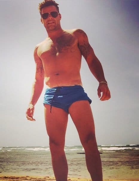 Este 'papacito' no deja de darnos sorprensas, así es Ricky Martin quien nos mostró sus múscilos en esta selfie.