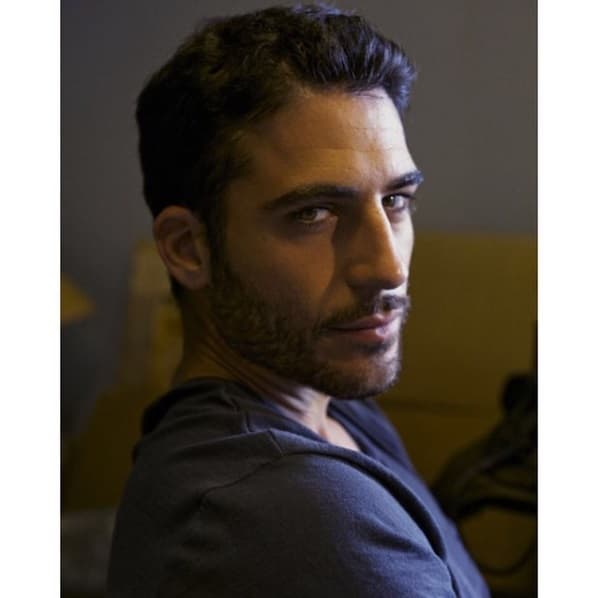 El apuesto y musculoso actor llega a la pantalla de UniMás para enamorarnos como ‘Alberto Márquez’ en la serie Velvet. Aquí te dejamos con las mejores del galán español más deseado por todas.