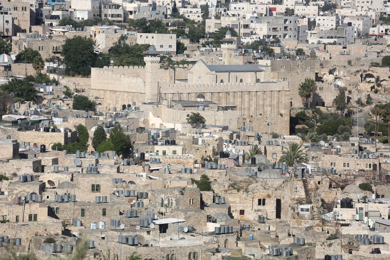 <b>Hebrón / Al-Khalil, Palestina.</b> El uso de una piedra caliza local formó la construcción del casco antiguo de Hebrón / Al-Khalil entre 1250 y 1517. Fue un lugar de peregrinación para las tres religiones monoteístas más importantes: el judaísmo, el cristianismo y el islam.
<br>