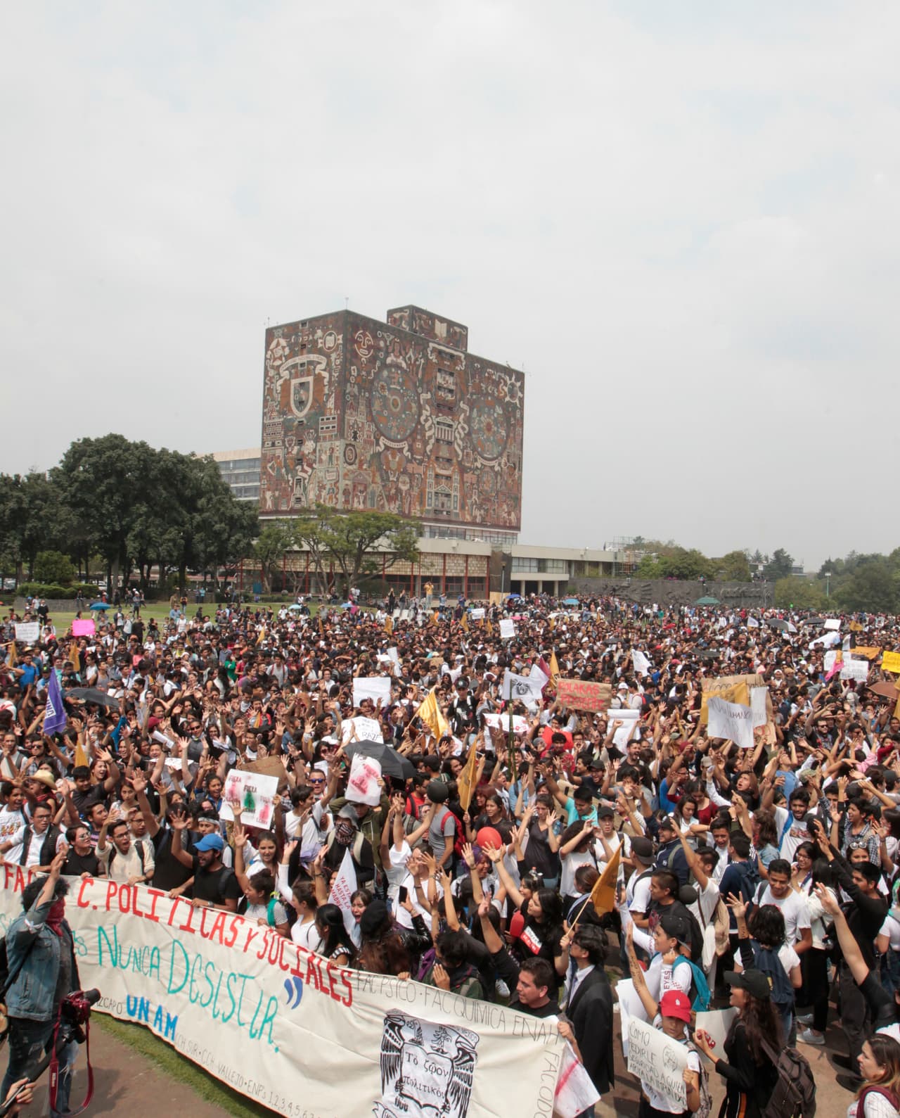 Dos de los jóvenes heridos están en estado grave. Joel Meza García, de 21 años, recibió una puñalada en el riñón y perdió la mitad de la oreja. Emilio Alejandro Aguilar Sánchez, de 19 años, fue herido en el glúteo.