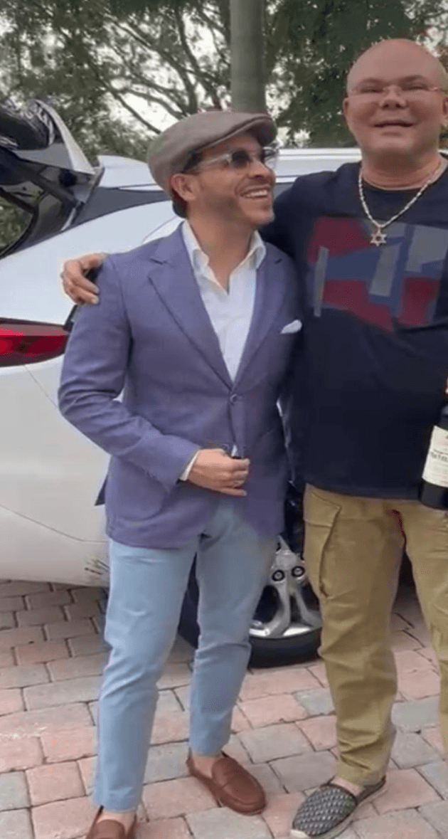 El abogado Abelardo de la Espriella junto al ex informante federal Jorge Luis Hernández, alias Boliche en Miami. Boliche sostiene una botella de vino de una marca producida por el abogado en Italia. 
<br>