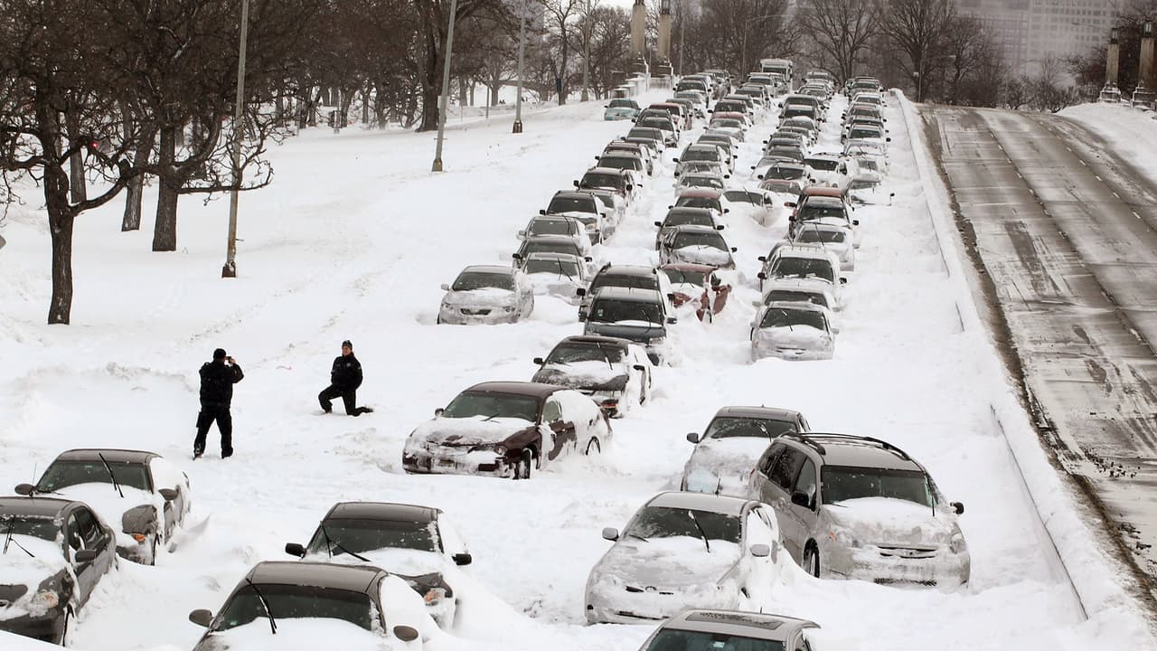 <b>1. La nevada de febrero d 2011 del Día de la Marmota:</b> Durante un periodo muy corto de tiempo, Chicago y el norte de Illinois, 
<a href="https://www.weather.gov/lot/2011blizzard" target="_blank">vivieron</a> una de las nevadas más importantes de sus historia. Entre el 31 de enero y el 2 de febrero, cayó nieve durante los tres días. Hubo mezcla invernal, nieve por efecto lago y encima, el viento llegó a las 60 millas por hora. El viento en el área cargaba hasta 10 pies de nieve. Sin embargo, lo más impresionante, fue que al final, se registraron 21.2 pulgadas de nieve en el aeropuerto de O’Hare, en Chicago. Esta nevada, también fue conocida como el ‘Snowmaggedon’.