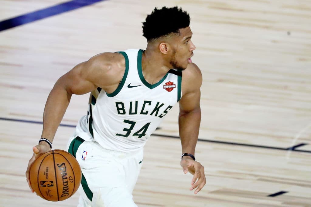 Giannis juega para Milwaukee Bucks y ha sido dos veces Jugador Más Valioso de la NBA.