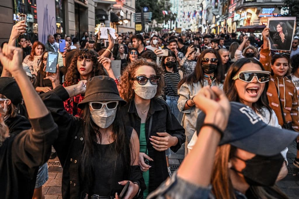 El padre relató que su hijo de 17 años, el hermano de la fallecida, estaba con ella en la estación de metro de la capital en que fue detenida y suplicó que no se la llevaran. Allí testigos le dijeron que la detenida había sido brutalmente golpeada. El hermano también fue vícitma de la violencia policial y llegó a la casa con las ropas rotas.