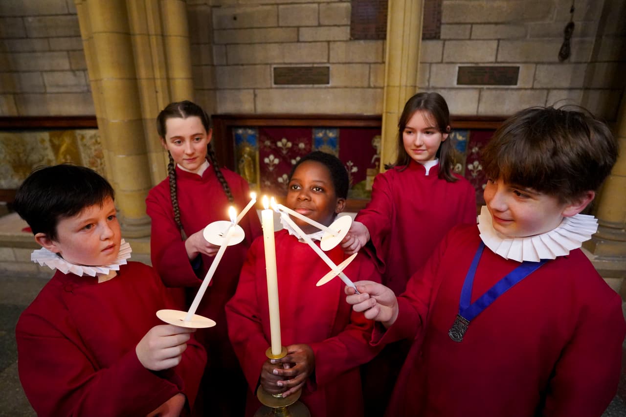 Al otro lado del océano, el 25 de diciembre, otro grupo de niños se congregó en la catedral Truro, en Cornwall, Inglaterra, para cantar en una misa de Navidad.