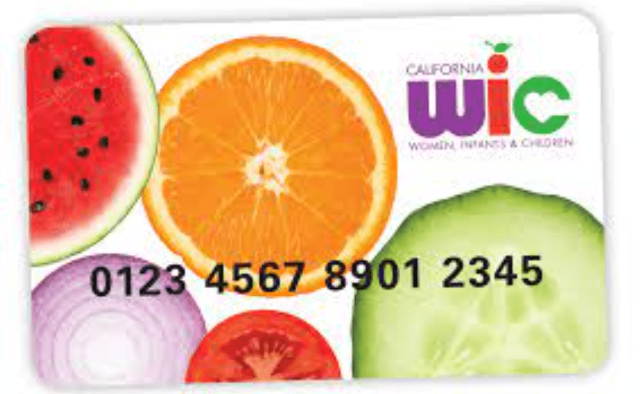 <b>2.- Comunícate con WIC:</b>
<br>El programa de ayuda y nutrición para madres y niños en California también incluye a bebés y nuevas madres. Ten en cuenta que este programa incluye a inmigrantes indocumentados y puede ofrecerte orientación sobre los centros de distribución de fórmula infantil en tu comunidad. Puedes llamar al centro de atención al cliente al 1-800-852-5770.
<br>