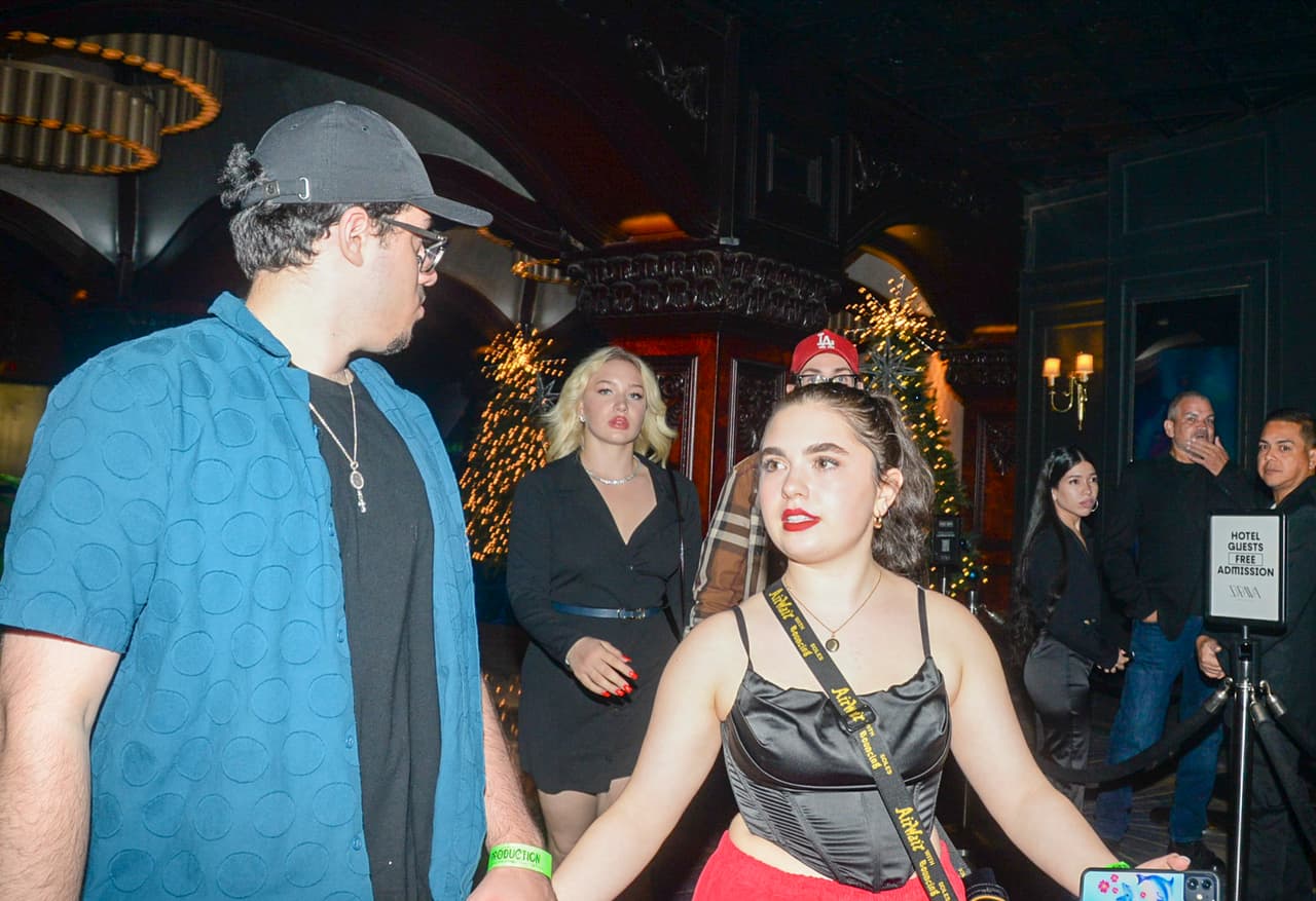 A los dos retoños de Dayanara Torres se les vio contentos al entrar al Coliseo para ver a su papá en acción. 
<br>