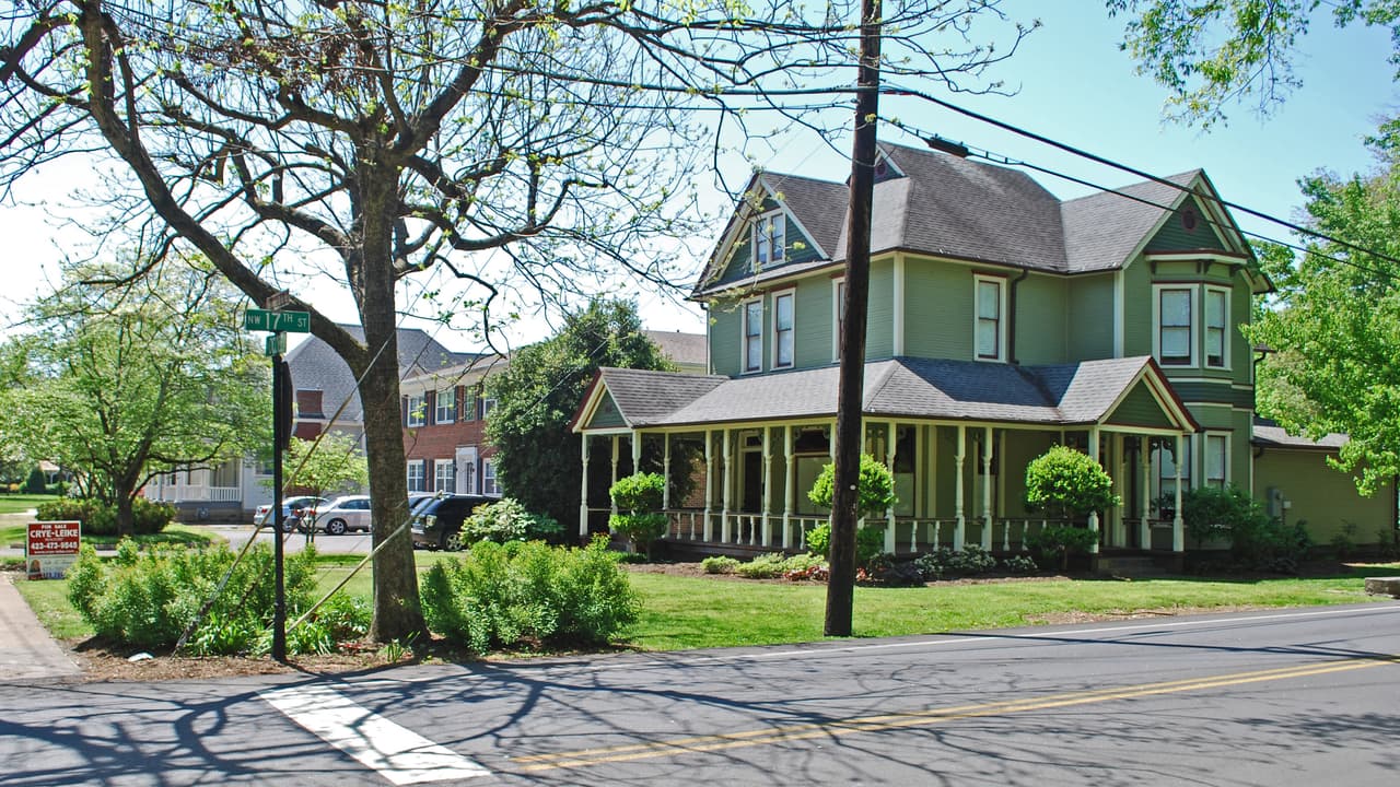 <b>Puesto 14. Cleveland, Tennessee. </b>
<br>
<br>Salario promedio en 2019: 30,530 dólares al año. 
<br>
<br>Empleo con más concentración: operadores de máquinas cortadoras de textiles (16.1 veces más común que en el resto del país).
<br>
<br>Salario promedio anual de estos empleados: 22,610 dólares (salario promedio nacional: 28,730 dólares).
<br>
<br>De los cerca de 46,000 de estos trabajadores que hay en el área, el 19.0% trabaja en la manufactura, más del doble del promedio nacional en este tipo de empleos (8.5%).
<br>